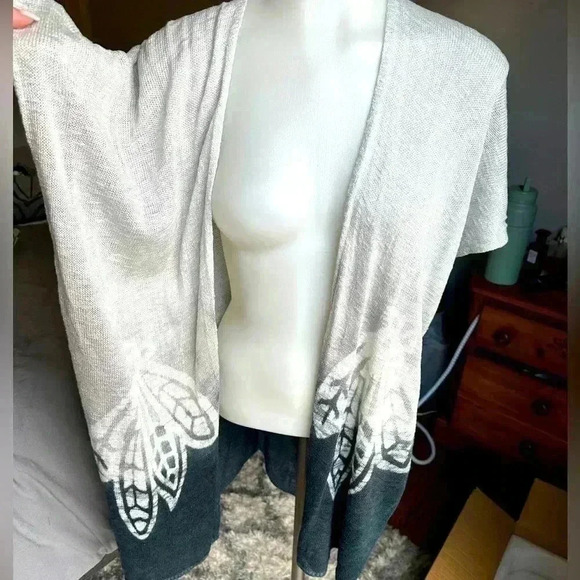 Chicago Blackhawks women’s ombre feather poncho / shawl size S/M - Picture 1 of 5